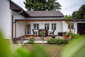 een huis met twee stoelen en een tafel op een veranda bij Winzerferienhaus Schüller in Purbach am Neusiedlersee
