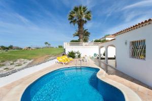 uma villa com uma piscina e uma casa em CASA AMARILLA sunny holiday home with heated pool em San Miguel de Abona