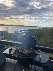 a bbq grill on a balcony with a view of a lake at Atlantic View Ingerstua in Frei