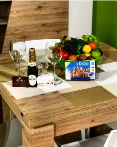 - une table avec un bol de fruits et une bouteille de vin dans l'établissement Relax house, à Cefalù