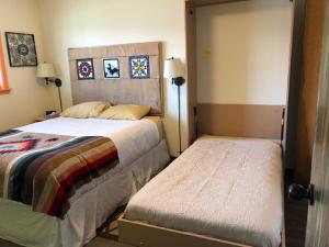 una camera con due letti e una porta per una stanza di Alaska's Point of View a Seward