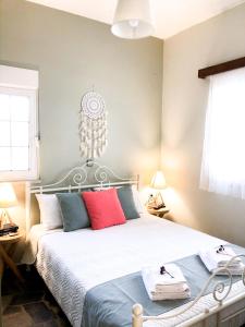 Tempat tidur dalam kamar di Elia's House Traditional & Cozy