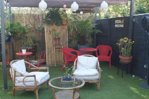 a group of chairs and tables in a patio at Inn 4 Bears in Nîmes