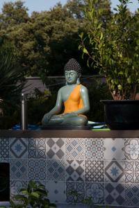 a statue of a woman sitting on a wall at Inn 4 Bears in Nîmes