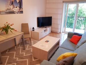 Televízia a/alebo spoločenská miestnosť v ubytovaní SoSopot Apartament przy Plaży -150m, 2-4 osoby, parking