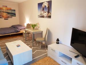 Televízia a/alebo spoločenská miestnosť v ubytovaní SoSopot Apartament przy Plaży -150m, 2-4 osoby, parking