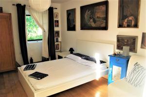 sypialnia z łóżkiem i krzesłem w obiekcie Rustic Holiday Home Miketa w mieście Lukoran