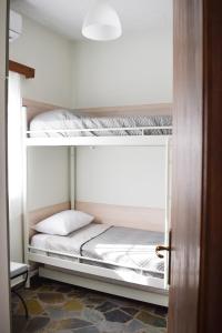 Tempat tidur susun dalam kamar di Elia's House Traditional & Cozy