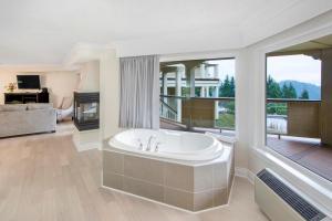 Ett badrum på Villa Eyrie Resort