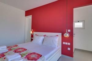Un pat sau paturi într-o cameră la Studio with private terrace and view of Acropolis!