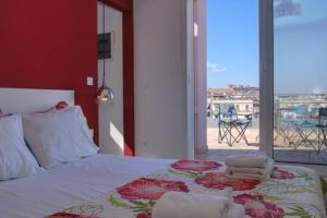 Un pat sau paturi într-o cameră la Studio with private terrace and view of Acropolis!