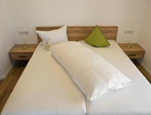 Säng eller sängar i ett rum på Landhaus Altmuehltal