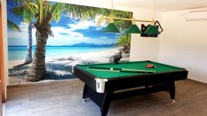 stół bilardowy w pokoju z obrazem plaży w obiekcie Villa Sara - perfect family holiday w Krku