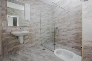 Bilik mandi di Hotel Dapčević