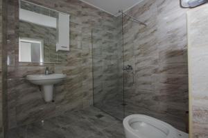 Bilik mandi di Hotel Dapčević