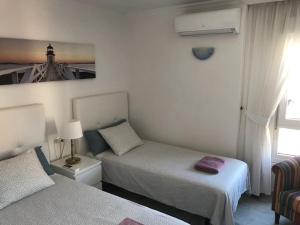 pokój hotelowy z dwoma łóżkami i oknem w obiekcie Costa del Oro con vistas al mar, Torrox Costa w mieście Torrox Costa +14 zdjęć