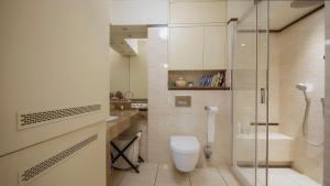 een badkamer met toilet en glazen douche bij Apartament Nadmorski Piasek in Gdańsk +7 foto's