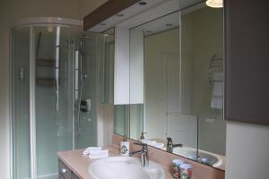 łazienka z 2 umywalkami i dużym lustrem w obiekcie La Maison DUFFOUR chambres d'hôtes avec Petit Déjeuner w mieście Tonneins