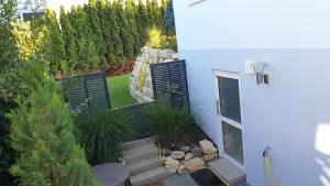 Blick auf einen Garten mit einem Zaun und einer Treppe in der Unterkunft Casa Elea, die Ferienwohnung mit Terrasse und Garten am Tor zum Bodensee in Stockach