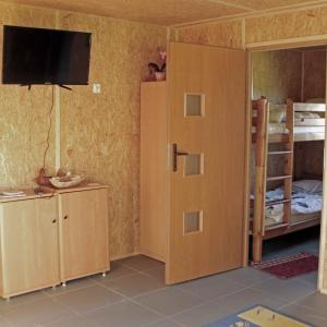 um quarto com uma porta e um quarto com beliches em Eurostruś - zoo, domki em Borzychy
