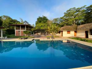 Bazén v ubytování Jungle Lodge El Jardin Aleman nebo v jeho okolí