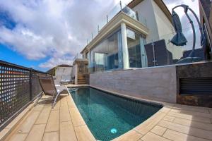 a house with a swimming pool on a balcony at Villa Nela in Chayofa