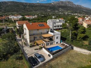 Nespecifikovaný výhled na hory nebo výhled na hory při pohledu z apartmánu