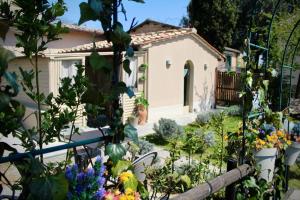 un giardino con una piccola casa sullo sfondo di Il Lavandeto - farmhouse in the city a Siena