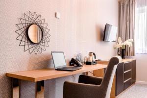 Televízia a/alebo spoločenská miestnosť v ubytovaní Tailor Hotel Sport & Conference