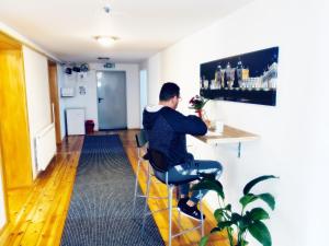Televízia a/alebo spoločenská miestnosť v ubytovaní Hostel Białystok Centrum