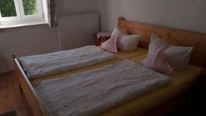 Tempat tidur dalam kamar di Landhaus Perllehen