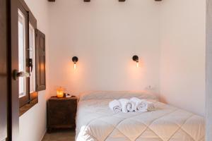 a bedroom with a bed with towels on it at VILLA AURORA NÍJAR Parque Natural Cabo Gata in Níjar +93 photos