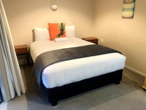 
a bed in a bedroom with a white bedspread at Kingston TOP 10 Holiday Park in Kingston
