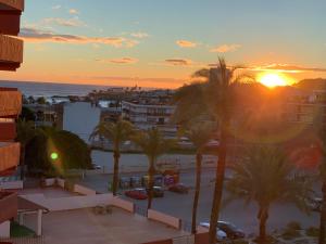 Solopgangen eller solnedgangen set fra lejligheden