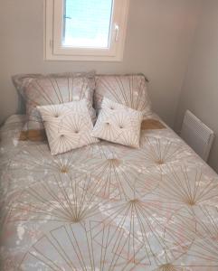 เตียงในห้องที่ Cabourg plage à 200m plage