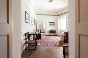 een hal met een woonkamer met een tafel en stoelen bij Villa Ott in Crespina