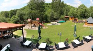 eine Luftansicht auf einen Park mit Spielplatz in der Unterkunft Landgasthof Probstei Zella in Frankenroda