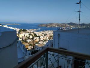 uma vista da cidade a partir da varanda de um edifício em Azura, traditional residence in Ano Syros em Ano Syros