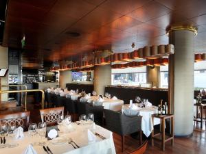 a dining room with white tables and chairs at Windsor Hotel in Córdoba