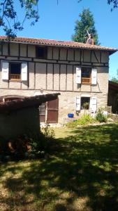 ein altes Haus mit einem Hof davor in der Unterkunft Maison de 4 chambres avec jardin amenage et wifi a St Constant Fournoules in Saint-Constant