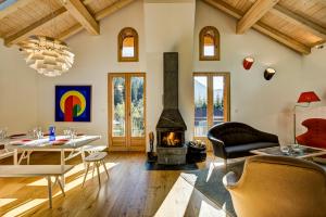 sala de estar con mesa y chimenea en Villa Mont Blanc en Chamonix-Mont-Blanc