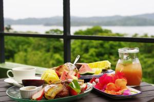 a table with two plates of food and a drink at Villa Yurimun in Tatsugo