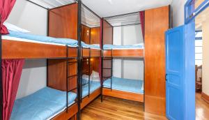 Letto o letti a castello in una camera di Granada Hostel