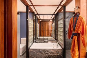 高爾的住宿－傑特維茵酒店集團有限公司，带浴缸和盥洗盆的浴室