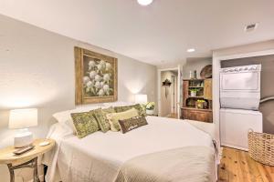 Una cocina o cocineta en Upscale Rustic Duplex on Stream, Near Blowing Rock
