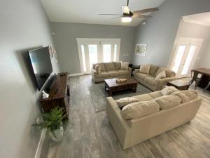 Televisyen dan/atau pusat hiburan di Mickeys Pearl - Phenomenal 7BR with 4 Master Suites Privacy Pool & Hot Tub Gas BBQ - 2 miles to Disney