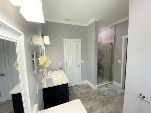 Bilik mandi di Mickeys Pearl - Phenomenal 7BR with 4 Master Suites Privacy Pool & Hot Tub Gas BBQ - 2 miles to Disney