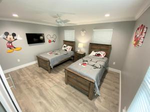 Katil atau katil-katil dalam bilik di Mickeys Pearl - Phenomenal 7BR with 4 Master Suites Privacy Pool & Hot Tub Gas BBQ - 2 miles to Disney