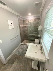 Bilik mandi di Mickeys Pearl - Phenomenal 7BR with 4 Master Suites Privacy Pool & Hot Tub Gas BBQ - 2 miles to Disney