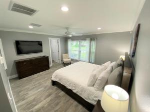 Televisyen dan/atau pusat hiburan di Mickeys Pearl - Phenomenal 7BR with 4 Master Suites Privacy Pool & Hot Tub Gas BBQ - 2 miles to Disney